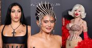 Parada biustów na wystawie Muglera: Kylie Jenner zwęża talię, córka Madonny epatuje krzyżem na piersiach... (ZDJĘCIA)