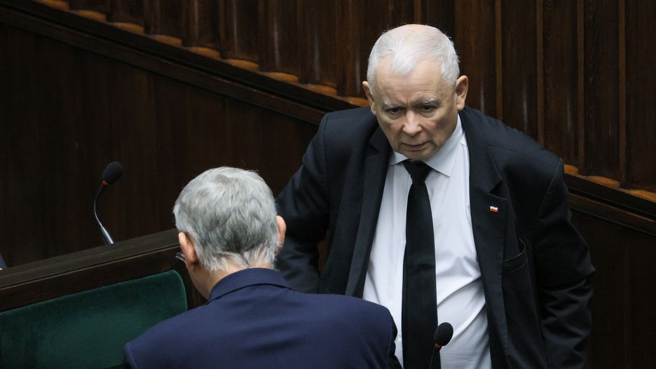 Warszawa, 06.12.2024. Prezes PiS Jarosław Kaczyński (P) i poseł PiS Marek Suski (L) na sali obrad Sejmu w Warszawie, 6 bm. W Sejmie odbędzie się m.in. głosowanie budżetu na 2025 r. (mr) PAP/Rafał Guz