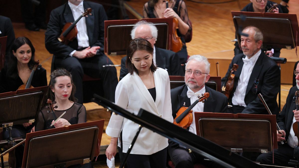 Warszawa, 19.10.2025. XIX Konkurs Chopinowski. Zitong Wang z Chin podczas drugiego dnia finału Konkursu Chopinowskiego w sali koncertowej Filharmonii Narodowej w Warszawie, 19 bm. Trwa finałowy etap konkursu, w którym wystepuje 11 pianistów, w tym jeden Polak. Jeden z najważniejszych na świecie konkursów pianistycznych ? Międzynarodowy Konkurs Pianistyczny im. Fryderyka Chopina, odbywa się po raz dziewiętnasty. (jm) PAP/Rafał Guz