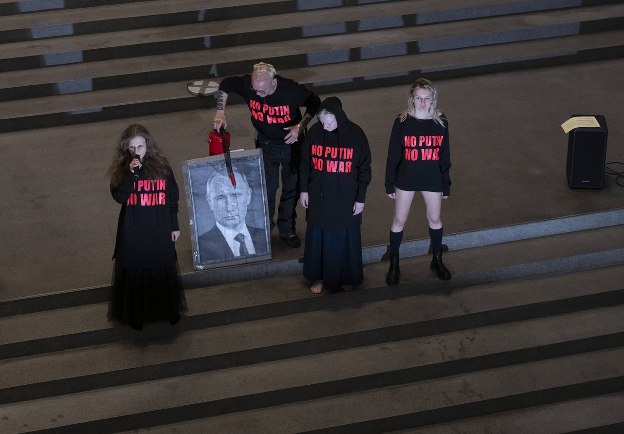 Pussy Riot's daring Munich protest calls Putin a "war criminal"