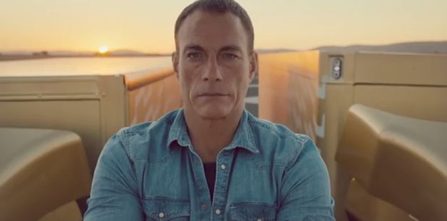 Jean-Claude Van Damme robi szpagat między ciężarówkami!