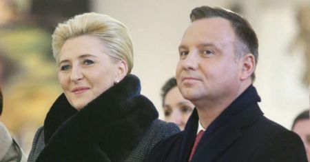 Andrzej Duda z Agatą Dudą z dumą poprowadzili Orszak Trzech Króli w Wadowicach! Pierwsza dama zachwyciła pięknym futerkowym kołnierzem!