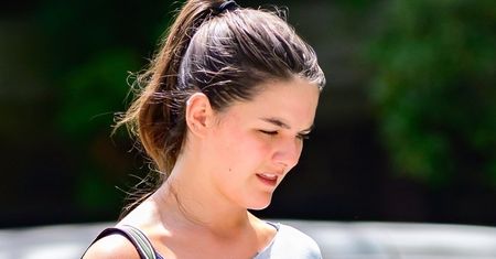 Suri Cruise spaceruje po mieście z odsłoniętym brzuchem. Właśnie skończyła pierwszy rok studiów