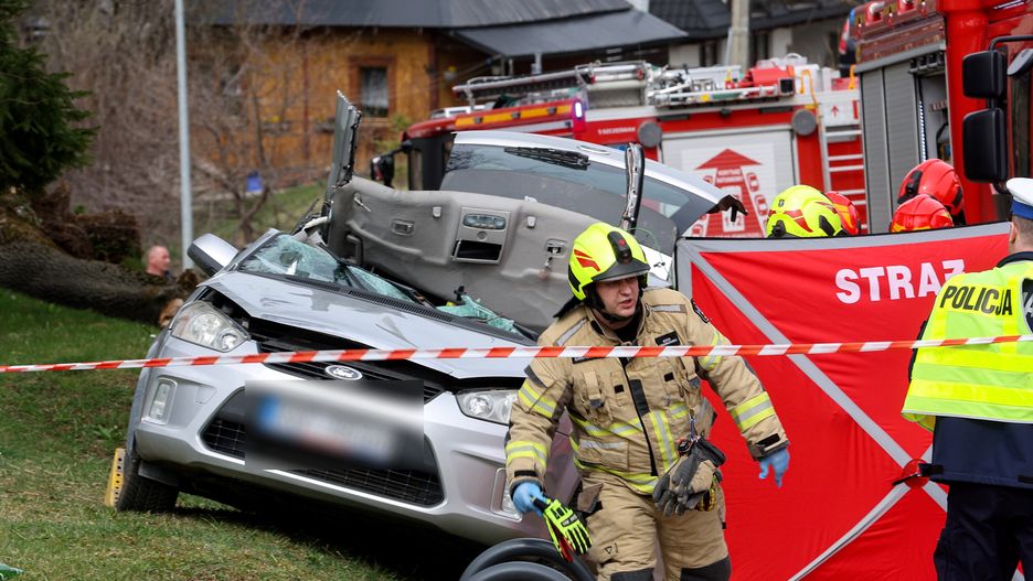 Zakopane, 01.04.2024. Silny podmuch wiatru na zakopiańskiej Olczy powalił, 1 bm. drzewo na samochód, którym jechała młoda kobieta. Poszkodowanej nie udało się uratować. (aldg) PAP/Grzegorz Momot***Zdjęcie do depeszy PAP pt. "Zakopane/ Drzewo przewróciło się na jadący samochód; zginęła młoda kobieta" ***
