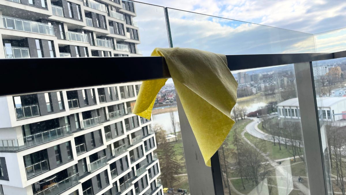 Brudna balustrada w bloku