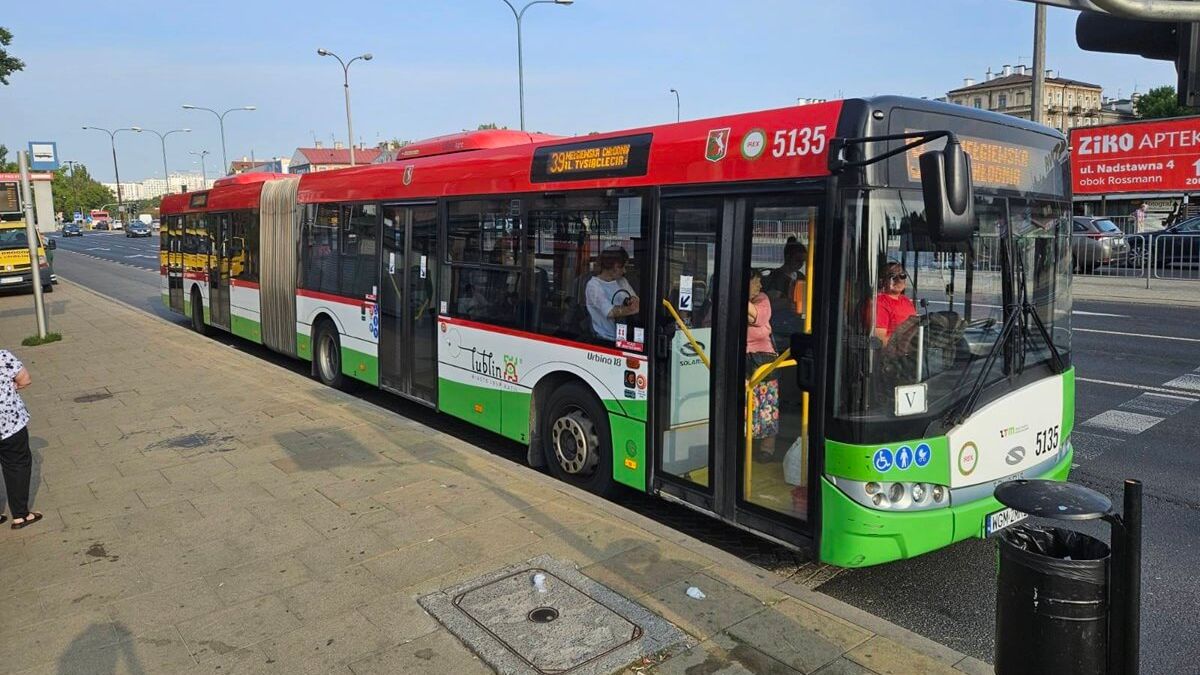 Autobus linii nr 39 na przystanku