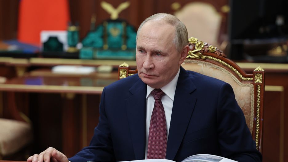 Russian President Vladimir Putin meets with DOM.RF Foundation CEO Vitaly Mutko (not pictured) in Moscow, Russia 20 October 2025. EPA/ALEXANDER KAZAKOV/SPUTNIK/KREMLIN POOL MANDATORY CREDIT Dostawca: PAP/EPA.