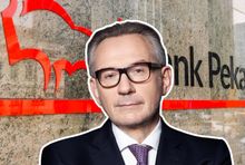 Cezary Stypułkowski na tle logo Banku Pekao, fot. mat. pras.