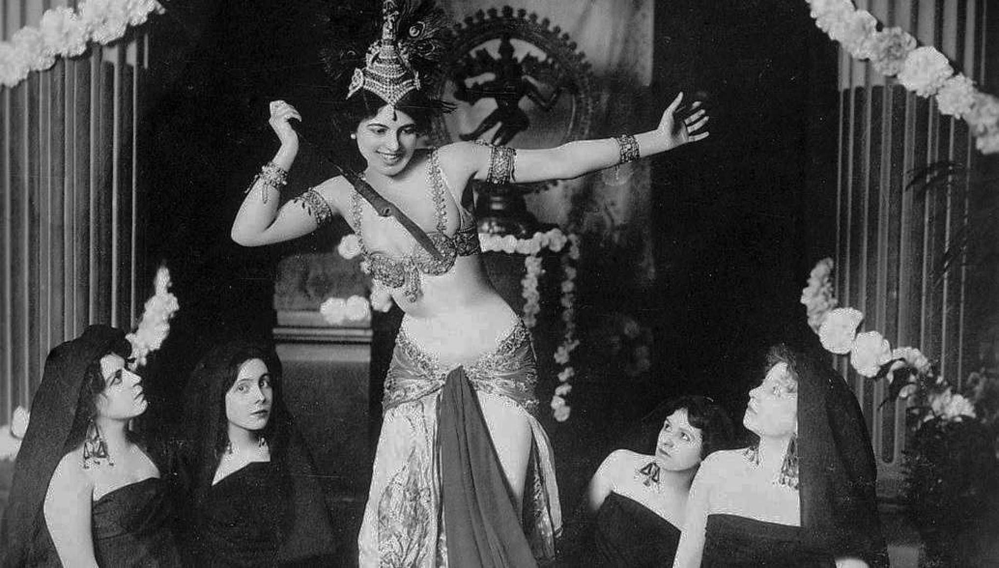 Maty Hari. Przed plutonem egzekucyjnym stanęła spokojna, uśmiechnięta i jak zawsze wystrojona