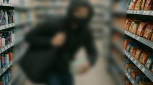 Konin: Złodziej alkoholu wpadł w ręce ochroniarza. Był poszukiwany przez prokuraturę