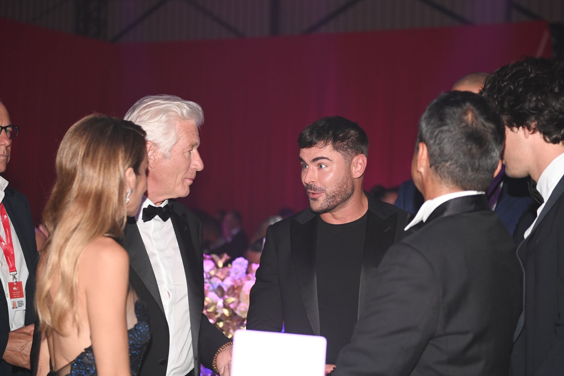 Zac Efron wtapia się w tłum gości na festiwalu w Wenecji
