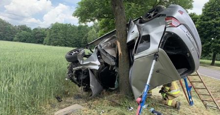 Honda zawinęła się na drzewie. Jechał za nią nieoznakowany radiowóz policji