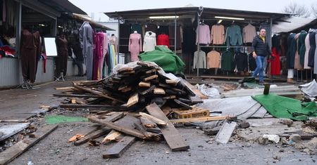 To już ostatnie dni działania targowiska w Lublinie. Część handlarzy zaczęła już demontować swoje stoiska [ZDJĘCIA]
