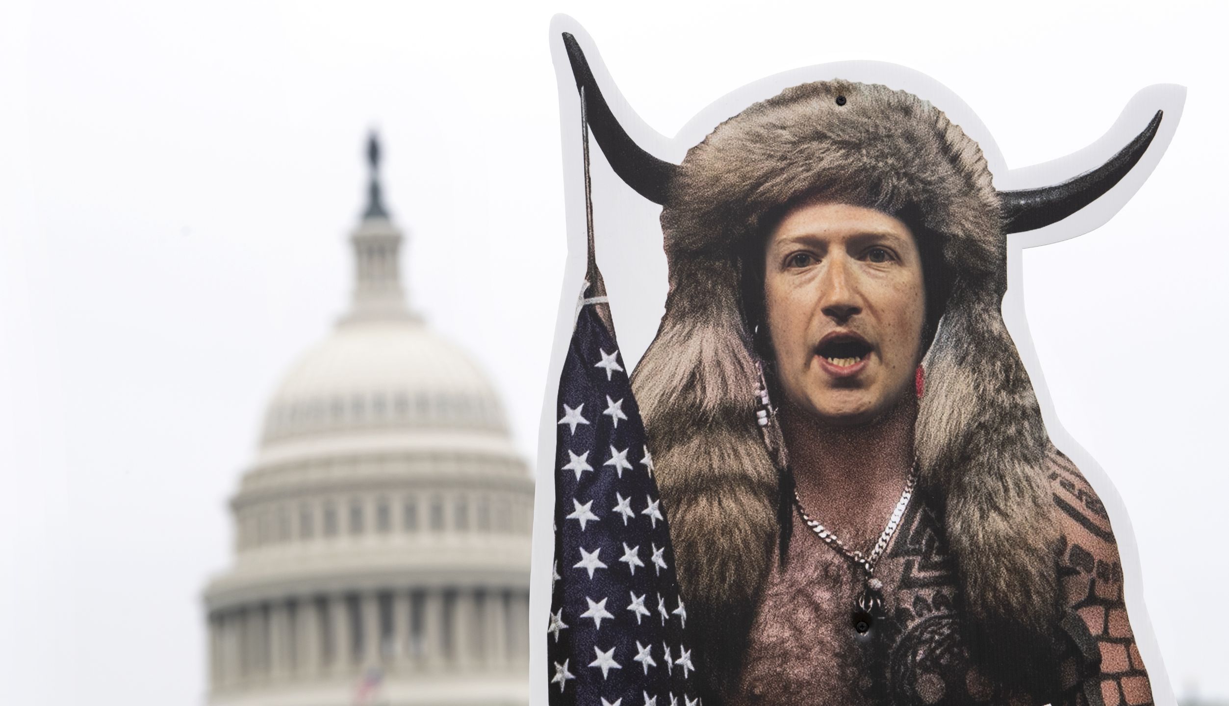 Twarz Marka Zuckerberga, szefa Facebooka, wkomponowana w podobiznę tzw. "Szamana Q Anon", jednego z najsłynniejszych propagatorów teorii spiskowych w USA. Taka figura stanęła przed budynkiem rządowym w Waszyngtonie jako memento tragicznych wydarzeń podczas szturmu na Kapitol, gdy odbywała się w nim debata dotycząca roli mediów społecznościowych w rozpowszechnianiu teorii spiskowych