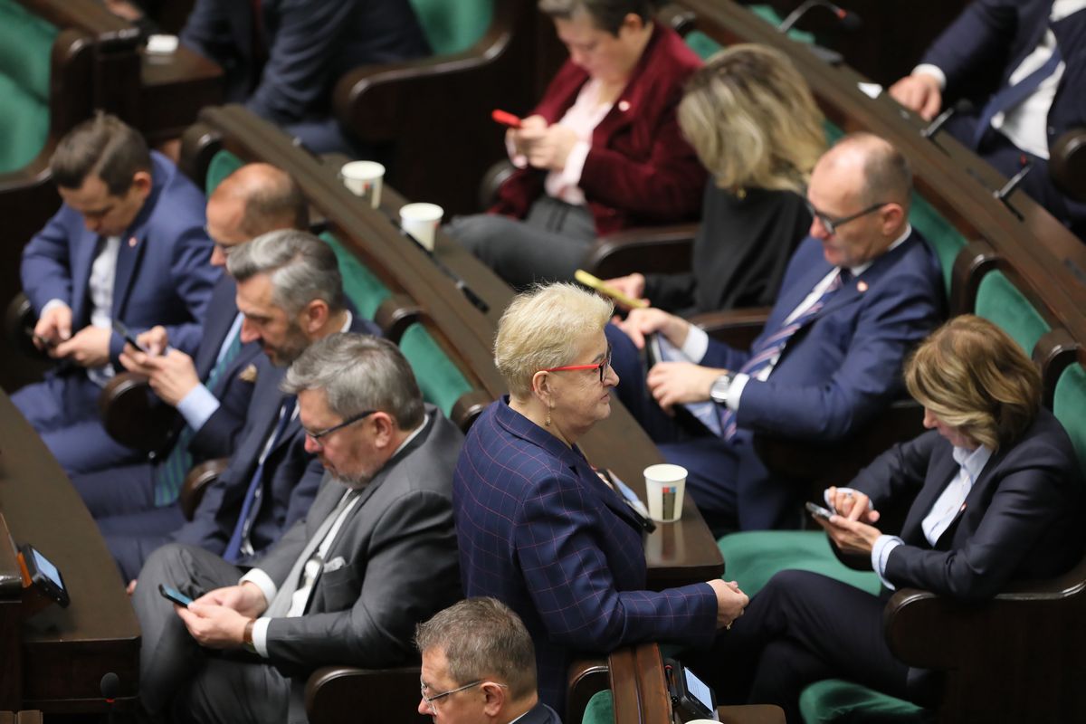 Henryka Krzywonos wsłuchała expose premiera stojąc tyłem