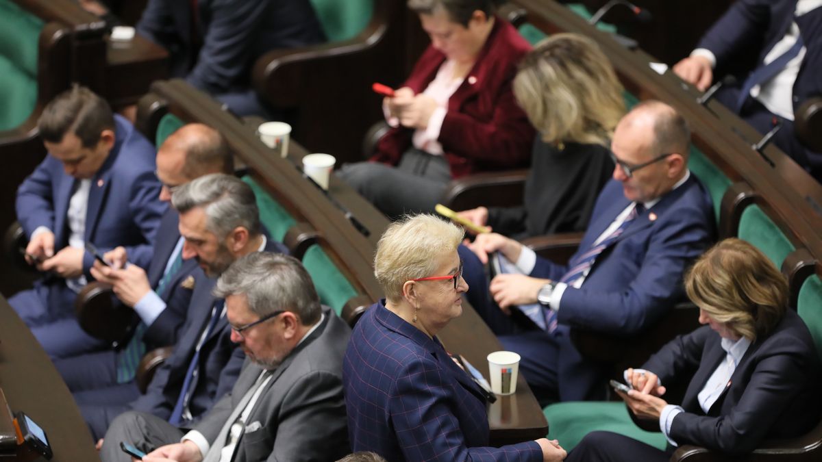 Warszawa, 11.12.2023. Posłanka KO Henryka Krzywonos-Strycharska (C) na sali obrad Sejmu w Warszawie, 11 bm. Premier Morawiecki przedstawia posłom program działania Rady Ministrów z wnioskiem o udzielenie jej wotum zaufania. (jm) PAP/Paweł Supernak