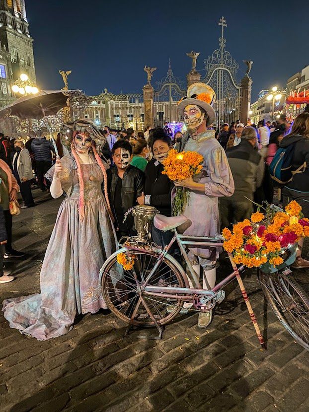 Przebrani turyści na ulicach Oaxaca