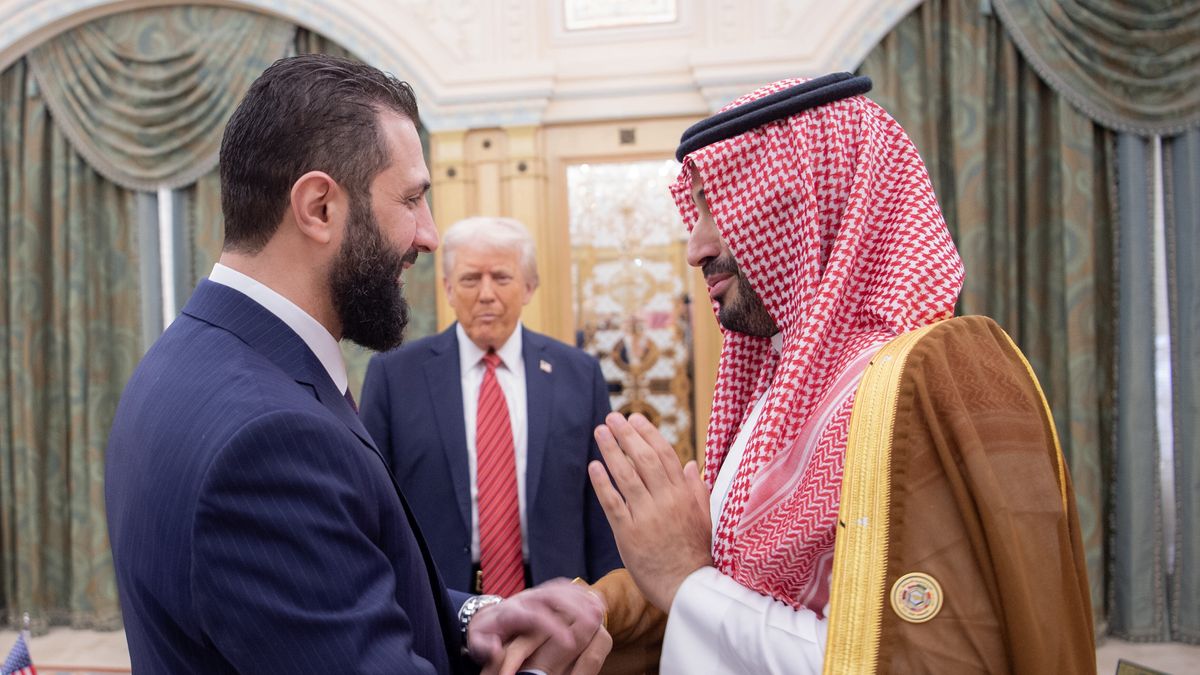 RIYADH, SAUDI ARABIA - MAY 14: (----EDITORIAL USE ONLY - MANDATORY CREDIT - 'BANDAR AL-JALOUD / SAUDI ROYAL COURT / HANDOUT' - NO MARKETING NO ADVERTISING CAMPAIGNS - DISTRIBUTED AS A SERVICE TO CLIENTS----) US President Donald Trump (C) meets with Syrian President Ahmed al-Shara (L) along with the Saudi Crown Prince Mohammed bin Salman Al Saud (R) during the first leg of his three-country Middle East tour in Riyadh, Saudi Arabia on May 14, 2025. (Photo by Bandar Al-Jaloud/Saudi Royal Court/Handout/Anadolu via Getty Images)