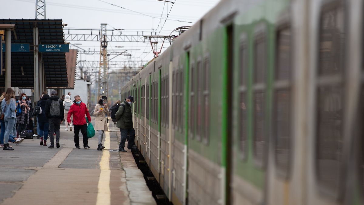 pociąg kolej przystanek pasażerowie pasażer pociągi pkp peron podróż