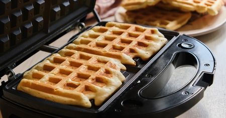 Biorę 2 jajka i kostkę twarogu. W pół godziny mam górę chrupiących gofrów