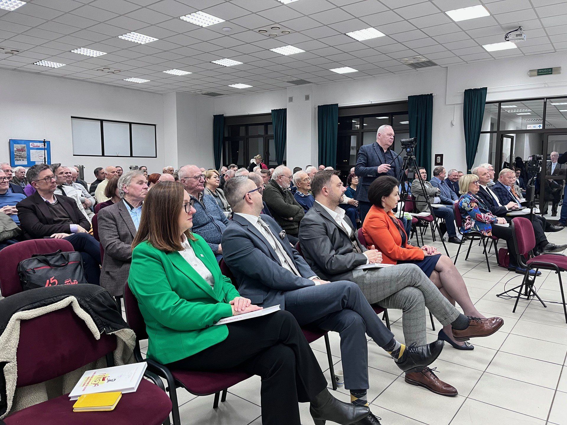 Jerzy Kropiwnicki podpisuje swoją nową książkę