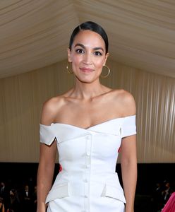 MET Gala 2021. Kongresmenka Alexandria Ocasio-Cortez w sukni z napisem "Tax the rich"