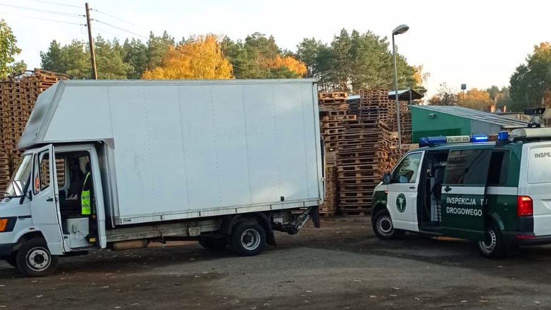 Nawet mając duże kłopoty, lepiej nie narobić sobie większych - taką lekcję wyciągnie ze swojego zachowania kierowca białego mercedesa.