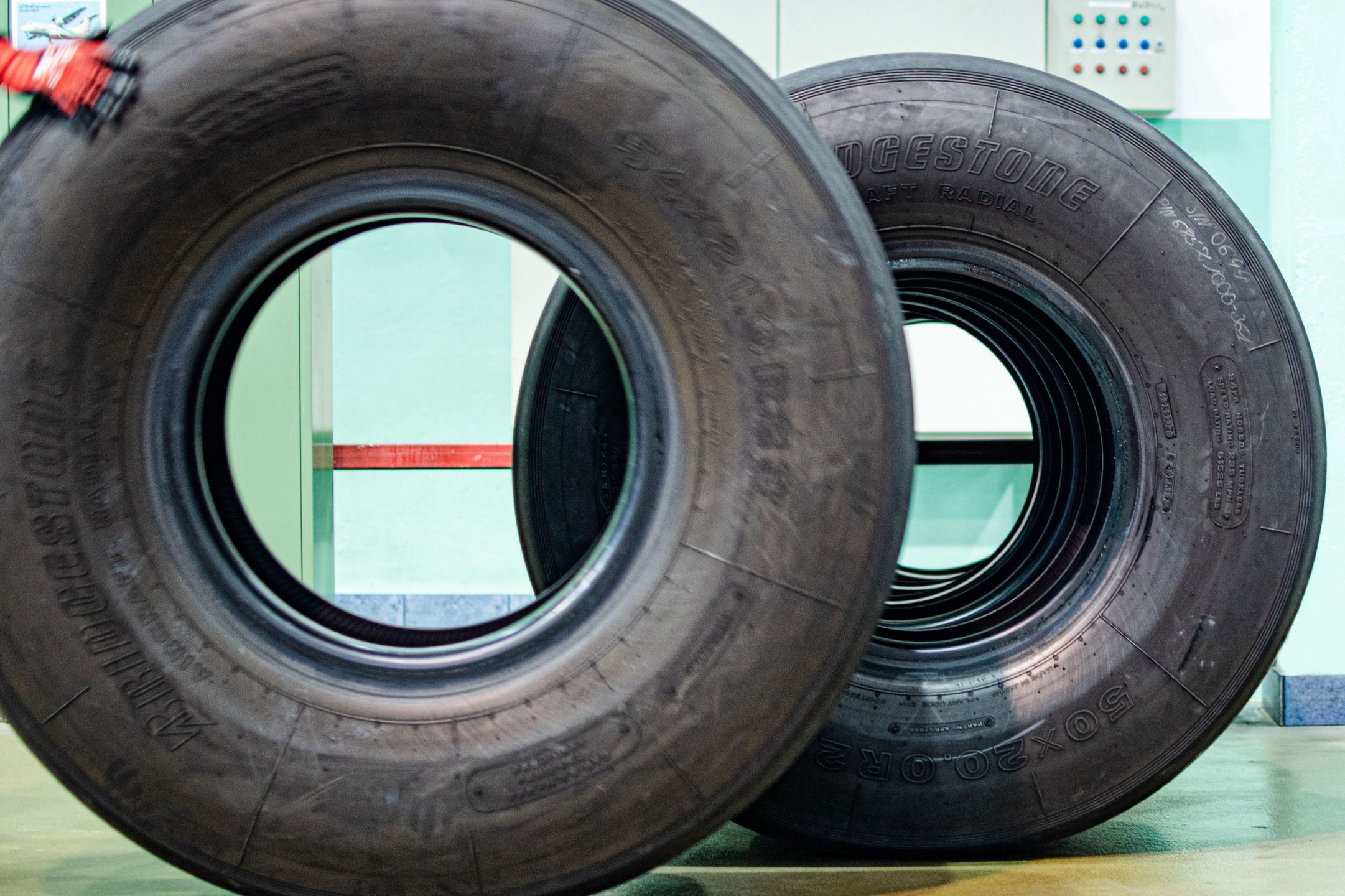 Zewnętrzna średnica opony lotniczej do Boeinga 787 Dreamliner to 1,25 m. 