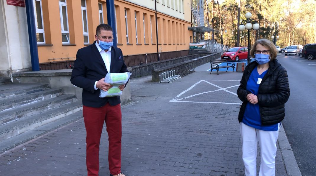 Maseczki dla ostrowieckiego szpitala [Wideo]