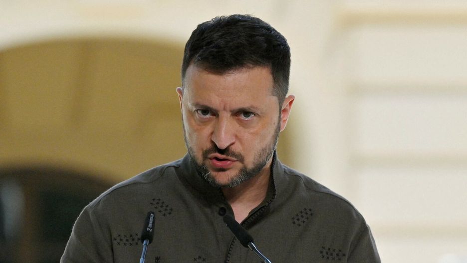 Prezydent Duda w KijowieUkraine's President Volodymyr Zelensky gestures as he speaks to media during a joint press conference with the Polish President and Lithuanian Prime Minister following their meeting in Kyiv on August 24, 2024, amid the Russian invasion of Ukraine. (Photo by SERGEI CHUZAVKOV / AFP)SERGEI CHUZAVKOV