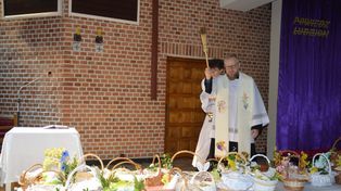 Wielka Sobota 2026. Święcenie pokarmów w kościele Trójcy Przenajświętszej w Stalowej Woli