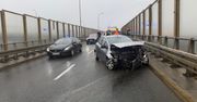Warszawa: Wyprzedzała na łuku na estakadzie. Uderzyła w barierki i drugie auto