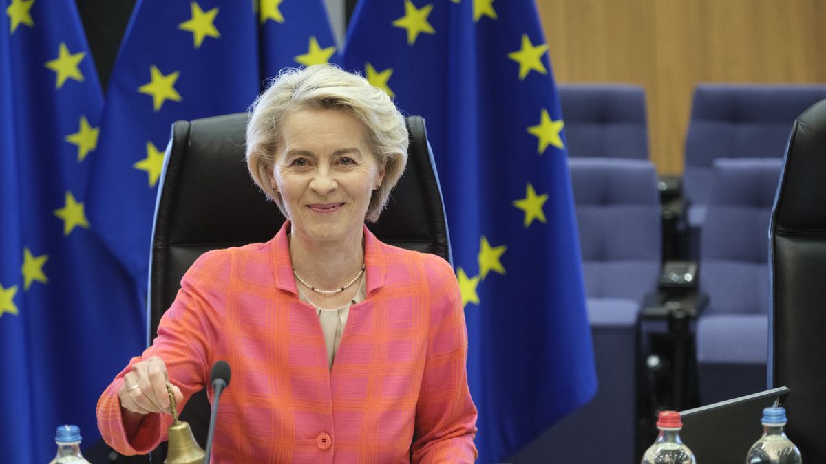 BRUSSELS, BELGIUM - JULY 2: President of the European Commission Ursula von der Leyen calls her colleagues prior the start of the weekly meeting of the EU Commission in the Berlaymont, the EU Commission headquarter, on July 2, 2025 in Brussels, Belgium. The College 'College of Commissioners' is the political body of the European Commission. It is made up of the 27 Members who are responsible for specific policy areas assigned to them by the President at the beginning of the Commission mandate. They collectively promote the general interest of the Union. (Photo by Thierry Monasse/Getty Images)