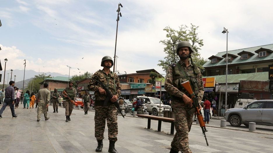 Patrole na ulicach miasta Srinagar w regionie Dżammu i Kaszmir w Indiach.