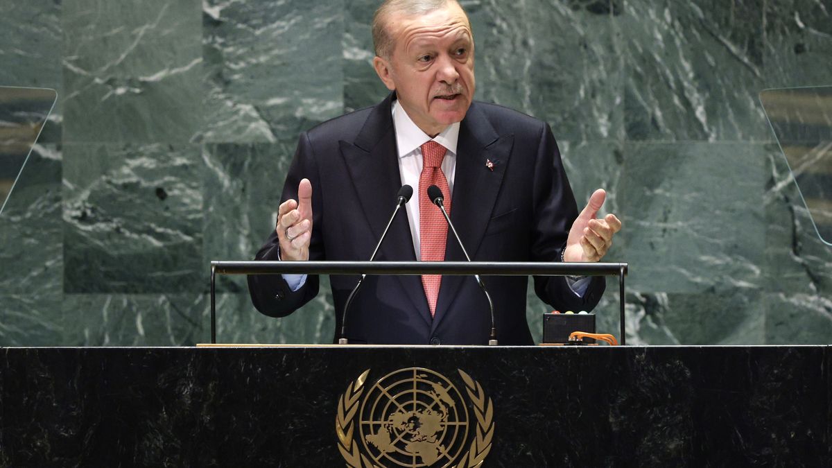 Turkish President Recep Tayyip Erdogan speaks during the General Debate of the 79th session of the United Nations General Assembly at United Nations Headquarters in New York, New York, USA, 24 September 2024. The annual high-level General Debate gathers world leaders from 24 to 28 September, and 30 September under the theme, 'Leaving no one behind: acting together for the advancement of peace, sustainable development and human dignity for present and future generations'. EPA/JUSTIN LANE Dostawca: PAP/EPA.