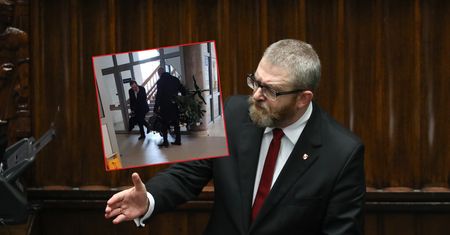 Nagrali, jak Braun wyrzuca choinkę z sądu. "Sprowokowały" go bombki