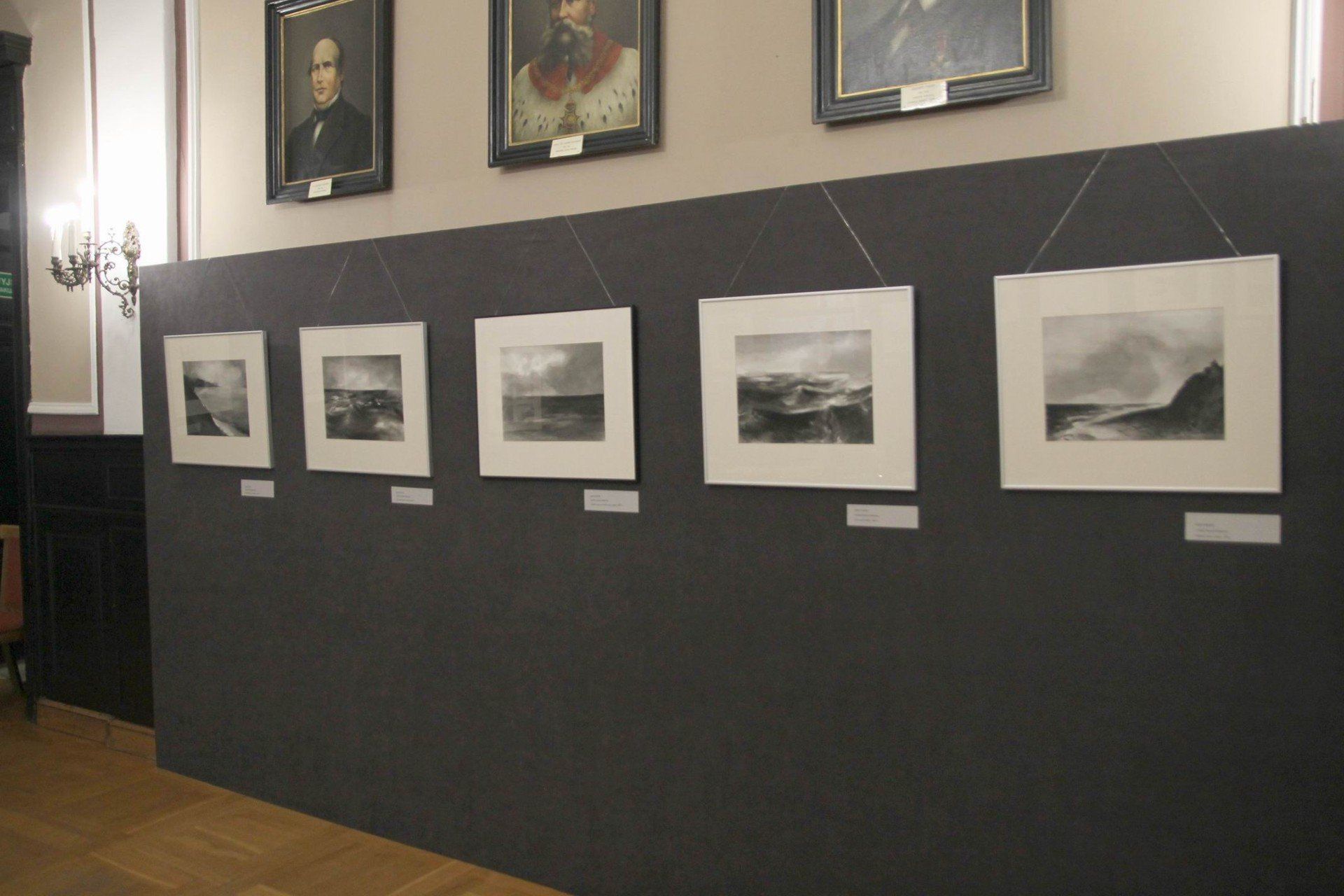 Wystawa &#34;Pejzaże Bałtyckie&#34; autorstwa Agaty Jóźwiak w Sali Mieszczańskiej w Chełmnie