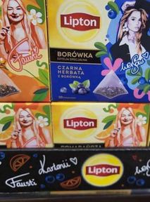 Herbaty Ekipy na półkach sklepowych. Dwie znane influencerki