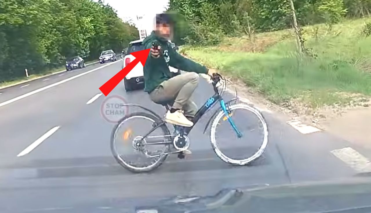 "Nie odpuszczać". Nagranie niesie się po sieci. Taki gest rowerzysty