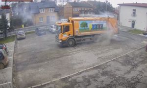 Zaskakujące sceny pod budynkiem straży pożarnej. Mężczyzna opróżnił śmieciarkę