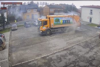 Nagranie z Nowej Brzeźnicy. Biją brawo kierowcy śmieciarki