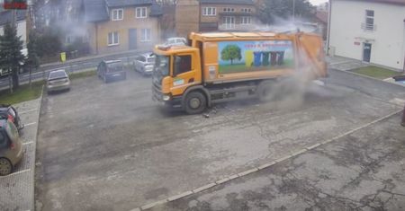 Nagranie z Nowej Brzeźnicy. Biją brawo kierowcy śmieciarki