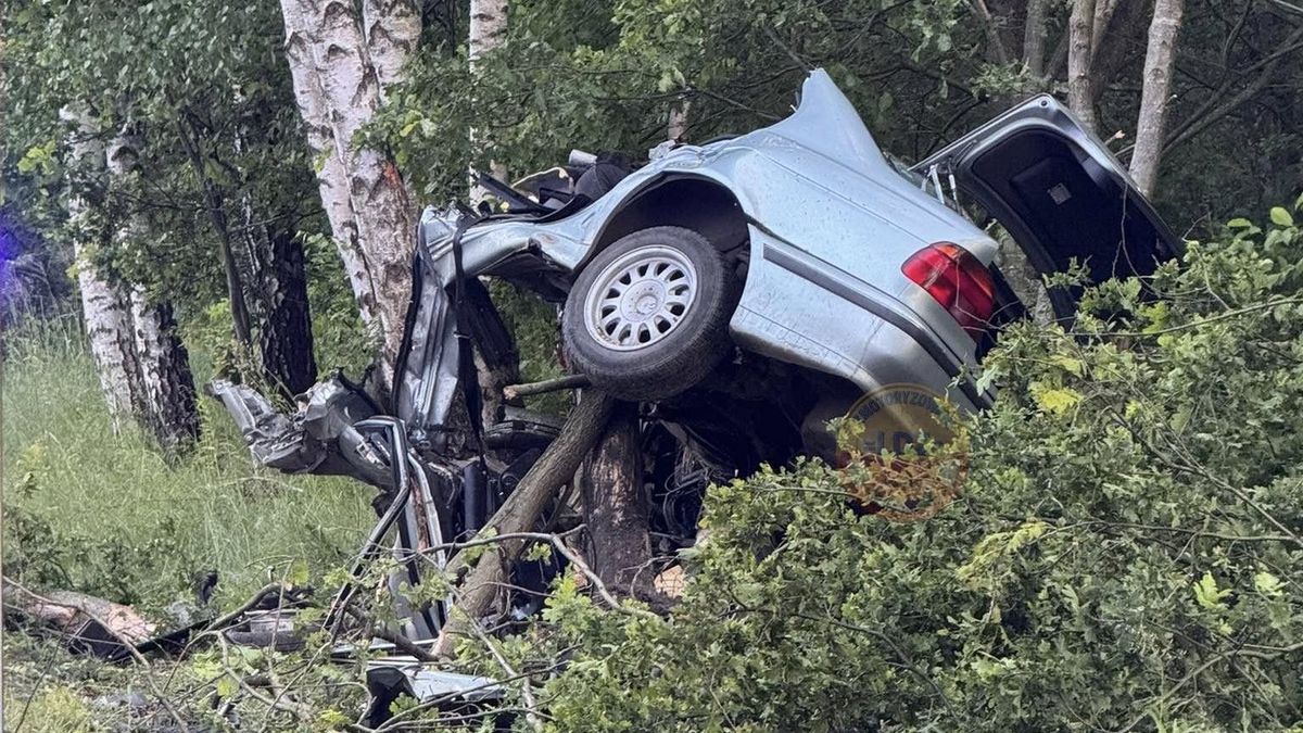 Zmiażdżony samochód