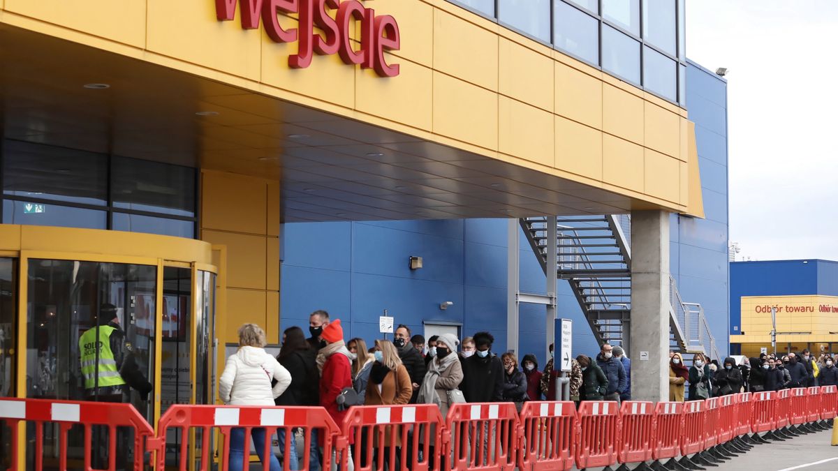 Gigantyczna kolejka przed wejściem do sklepu meblowego