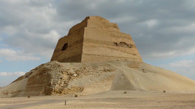 Niedokończona piramida w Meidum (Kurohito/CC BY-SA 3.0).
