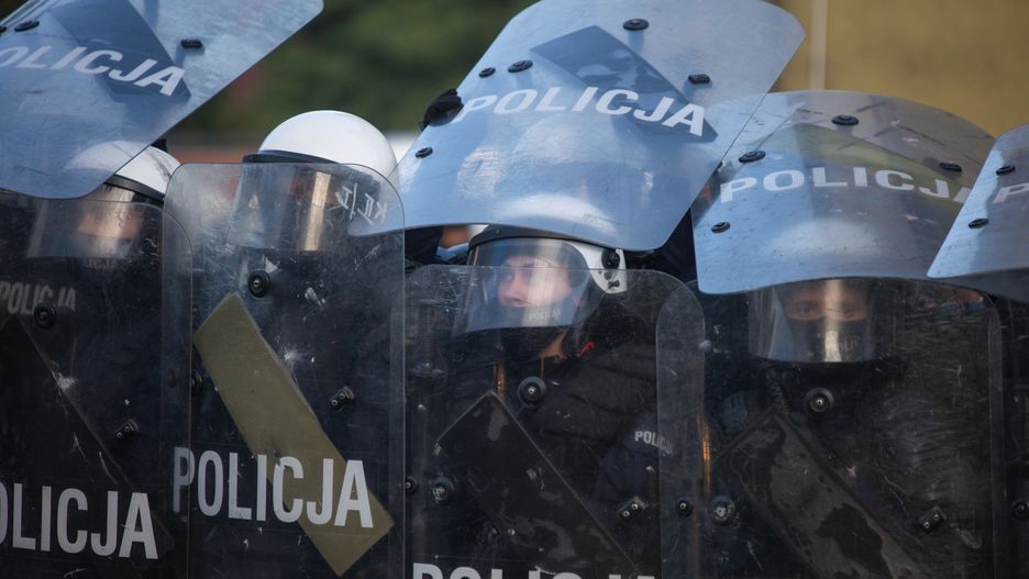 Manifestacja przeciw brutalnosci Policji w Lubinie
08.08.2021 Lubin: W odpowiedzi na wydarzenia z dnia 7 sierpnia 2021 gdy w Lubinie podczas interwencji policji zmarl Bartosz S. Mieszkancy Lubinia zebrali sie pod komenda policji w celu zaprotestowania przeciw brutalnosci policji w miescie. n/z Manifestacja,Image: 626108313, License: Rights-managed, Restrictions: , Model Release: no, Credit line: Krzysztof Zatycki / Forum
Krzysztof Zatycki / Forum
Awantura, Bartek.S, Kibole, Komenda, Lubin, Manifa, Policja, Zabojstwo, Zadyma