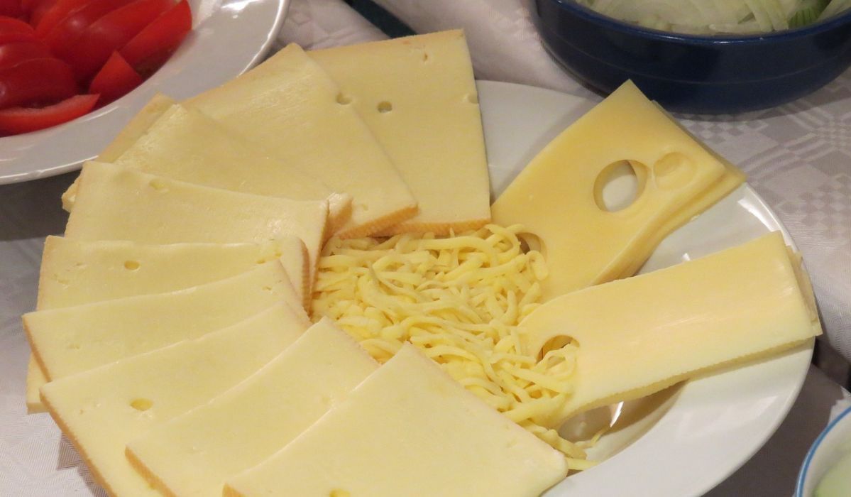 Będziecie w szoku, jak się o tym dowiecie. Czy producenci żółtego sera nas oszukują?