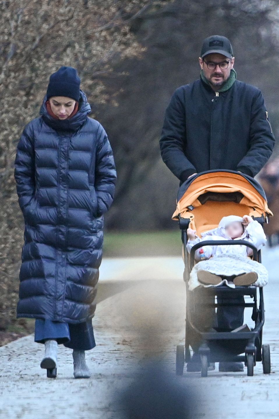Agnieszka Więdłocha i Antoni Pawlicki z córką w parku