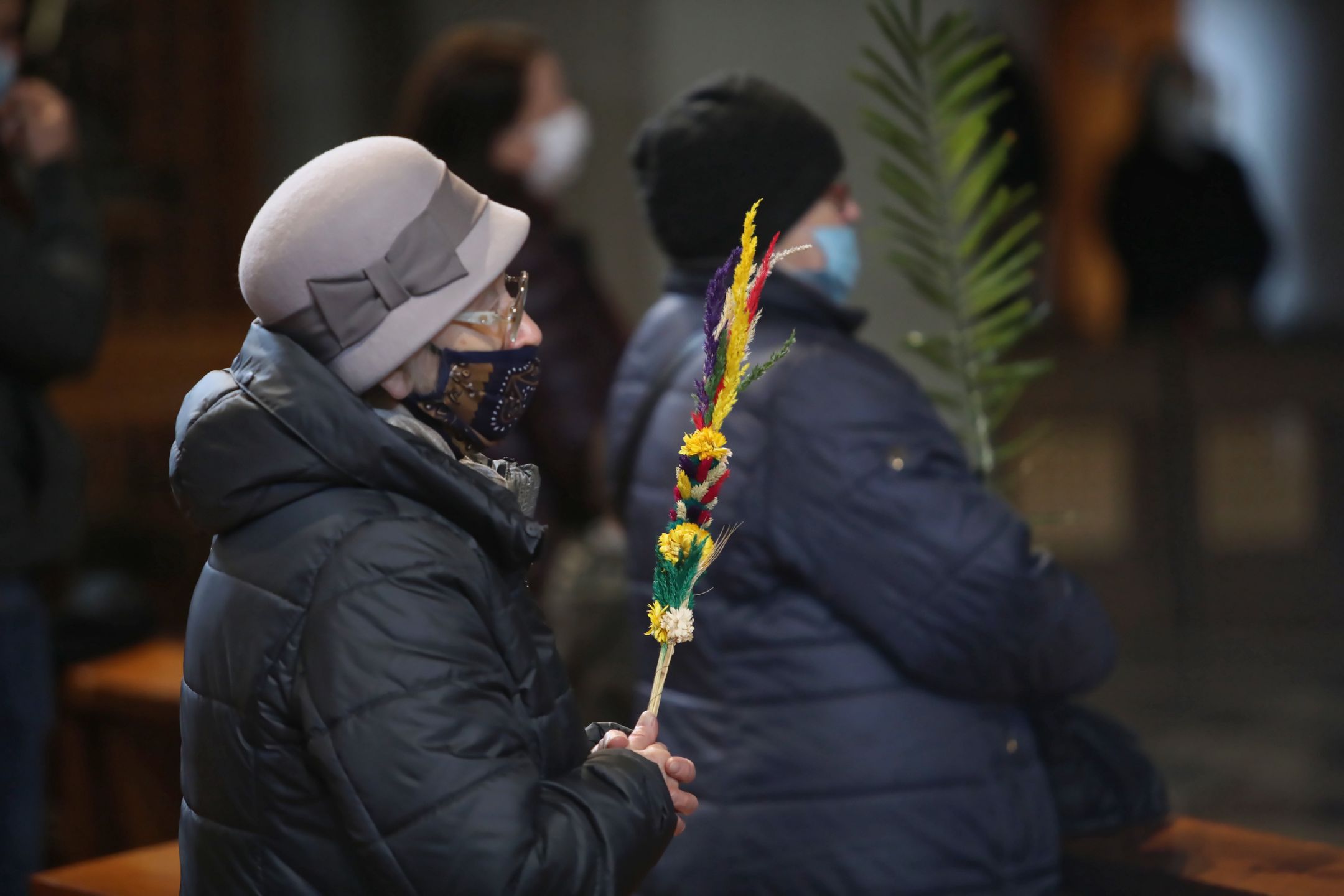 Warszawa, 28.03.2021. Wierni zgromadzeni podczas mszy świętej sprawowanej w Niedzielę Palmową w kościele Wniebowstąpienia Pańskiego na warszawskim Ursynowie, 28 bm. Niedziela Palmowa jest początkiem Wielkiego Tygodnia i zapowiedzią zbliżających się Świąt Wielkanocnych. (amb) PAP/Wojciech Olkuśnik