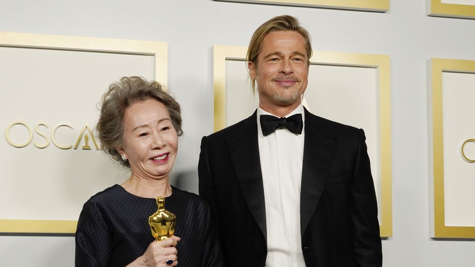 Yuh-Jung Youn i Brad Pitt na 93. gali wręczenia Oscarów